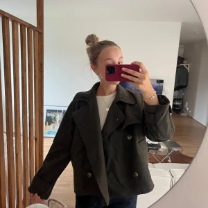 Mango kort kappa mörkgrön - Jättefin mörkgrön kort kappa från mango, endast använd 1-2 gånger så i princip i nyskick ❤️ storlek L men väldigt liten i storleken, passar mig som vanligtvis bär S-M❤️