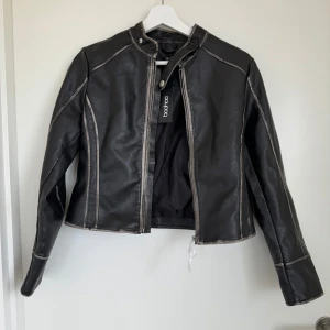Jacka skinnimitation  - Oanvänd jacka i skinnimitation från Boohoo, lapp och skydd är kvar så alltså aldrig använd🥰 (Lite cropped modell) 