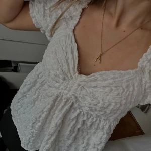 Vit blus - En vit söt blus från Gina tricot. Köpt för ett år sedan och är använd 1-2 gånger, sen bara hängt i garderoben. Väldigt bra skick skulle jag säga och den är i storlek M men passformen är som S typ.☺️💞