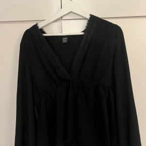 Blus - Väldigt fin blus från SHEIN  Köpte den nyss men insåg att den inte passade i armarna.  Priset är ej hugget i sten 