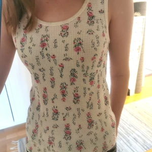 Blommigt linne - Jättefint blommigt linne. Väldigt stretchigt så kan passa S-L, dock lite för stort på mig som brukar bära S.