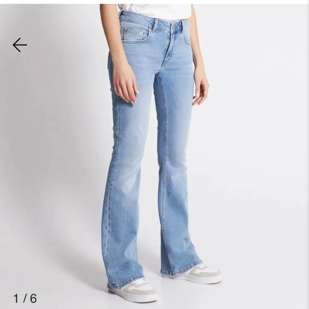 Säljer dessa low waist bootcut jeans från lager157 i storlek XXS full length. Helt oanvända. Lånade bilder  då byxorna tyvärr inte passar. Men kan självklart fixa bilder vid intresse. Köparen står för frakten🌸. Jeans & Byxor.