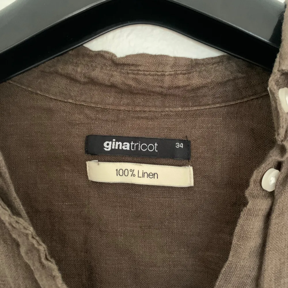 Grön linneskjorta från Gina i storlek 34. 100% Linen. Skjortor.