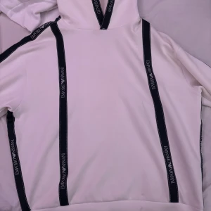 EA7 hoodie - Äkta EA7 som säljes då den ej passar nypris är runt 2500 säljer för 1500 pefekt skick Storlek Large men passar XL ochså