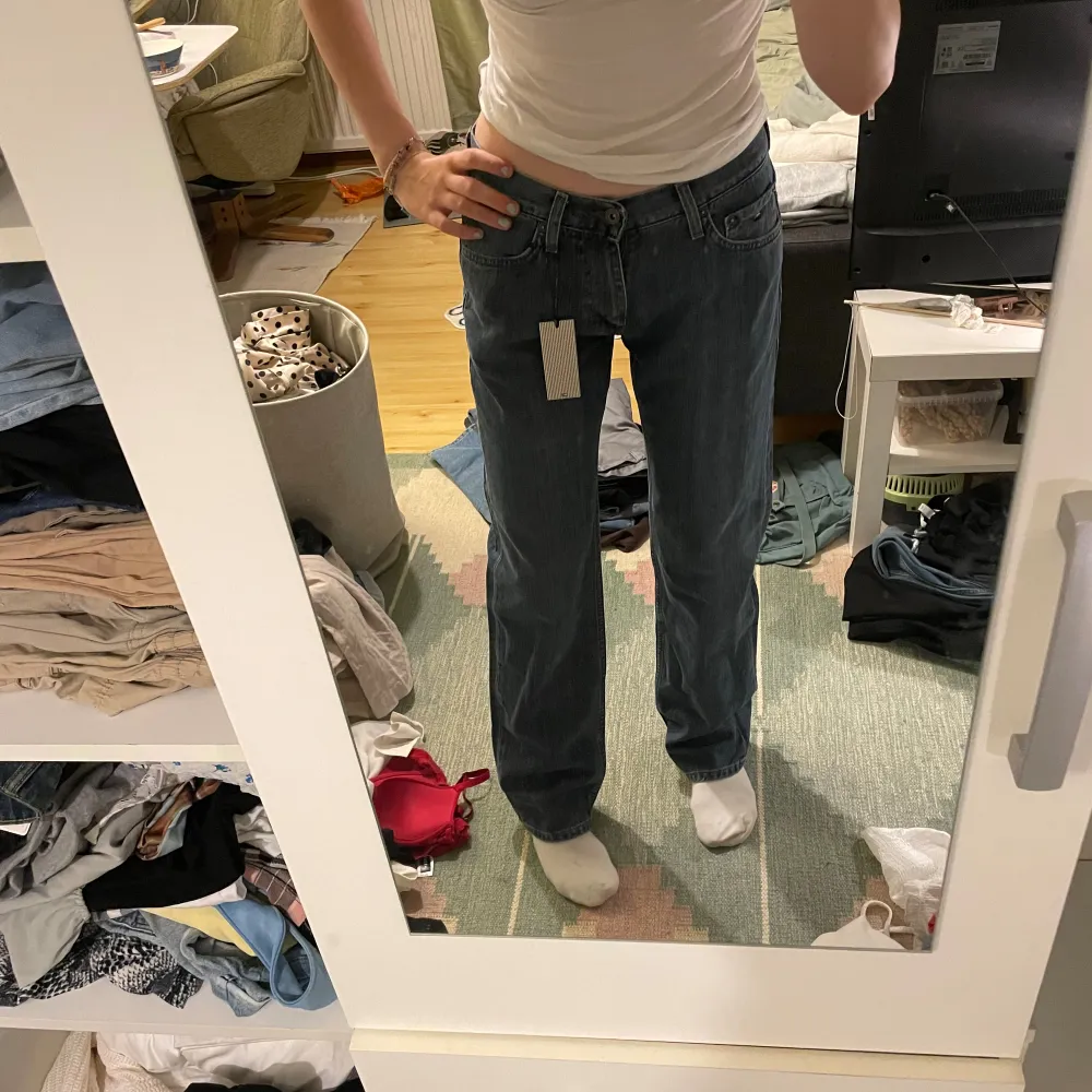 Säljer ett par snygga blå jeans från Tommy Hilfiger. De har en klassisk straight fit och är i nyskick med etiketten kvar. Perfekta för både vardag och fest! 🕺. Jeans & Byxor.