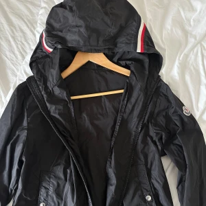Moncler jacka - Säljer äkta moncler grimpeurs hooded jacket i storlek 3. Jackan är i bra skick utan håll, är ej sönder tvättad och har därav behållt sitt originella skick. För fler bilder kontakta mig privat, priset kan även diskuteras. (Nypris 2800kr)