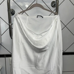 Vit Satinkjol - Vit satinkjol aldrig använd. Köpt för 400 kr. 