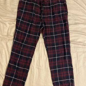 Rutig byxa från H&M - Pyjamasbyxor från H&M. Fint skick och sitter som M/L.  Tveka inte att höra av dig om du har frågor eller vill ha fler bilder!