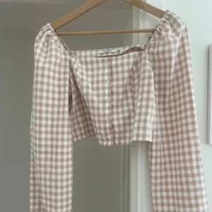 Rutig blus från Na-kd - Storlek 36, använd få gånger 💕