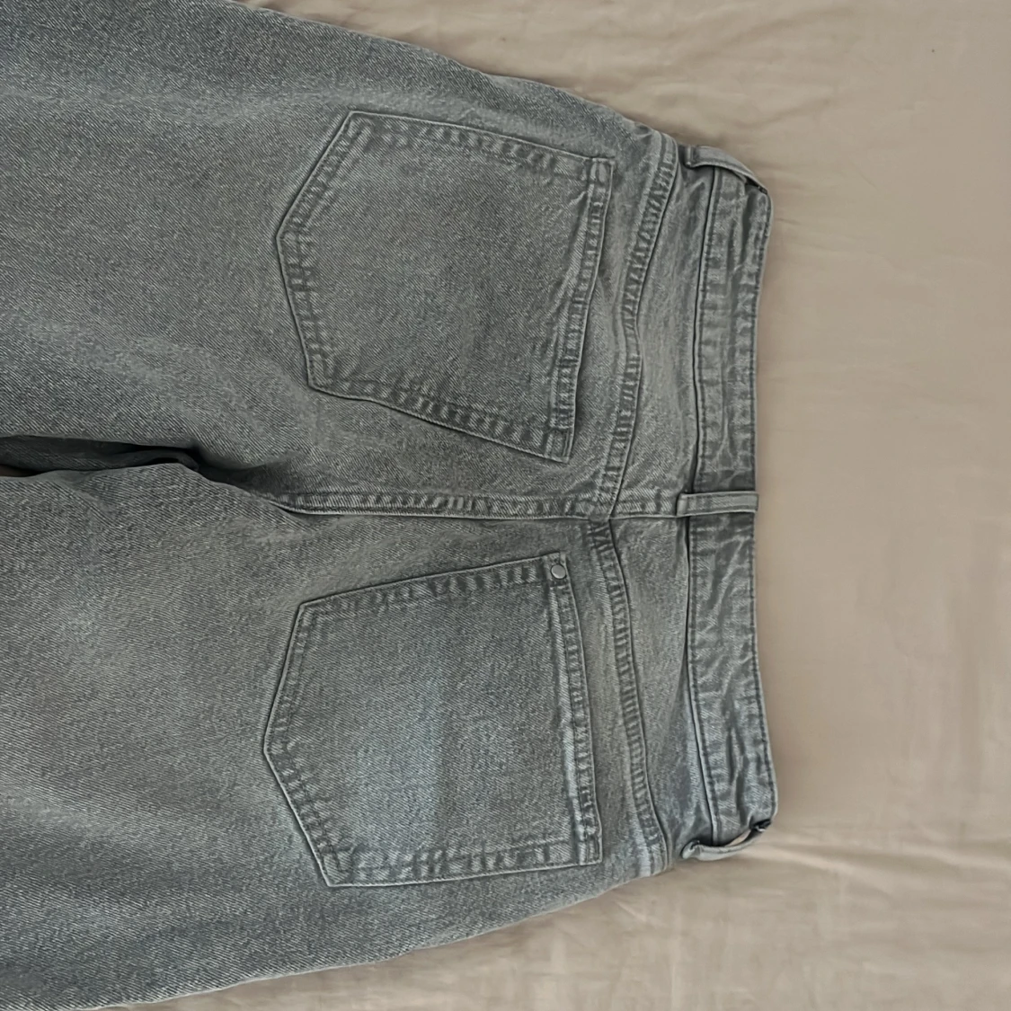 Grå jeansbyxor - 91