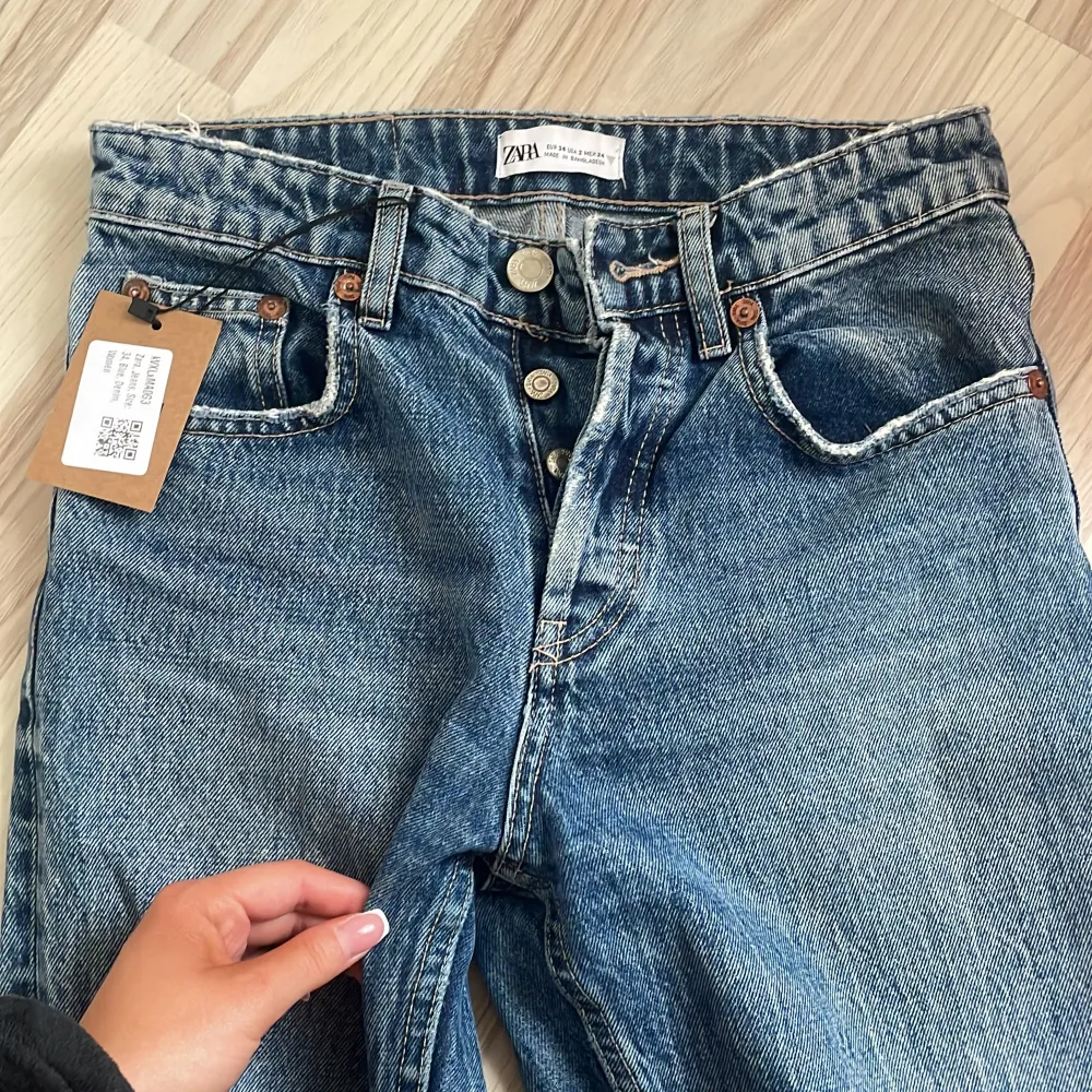 Raka midwaist jeans från zara men köpta via sellpy. Jeans & Byxor.