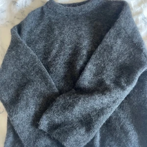 Mohair stickad tröja - Superfin stickad tröja, som endast blivit använd en gång. Inga noppror osv🫶🏼passar S/M