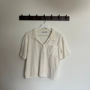 Frotté set - Ett vitt snyggt frotté set, mycket skönt material. Använt förtal gånger och är i bra skick