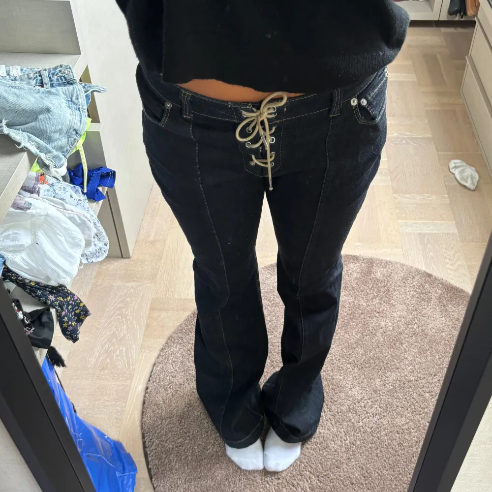 Finns ej att köpa längre! Sjukt snygga lågmidjade bootcut jeans med unik knytning som man kan göra lite vad man vill med. De är justerbara i storlek då man kan knyta själv. . Jeans & Byxor.