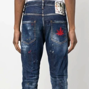 Dsqruad jeans - Perfekt skick storlek 48 skriv priv om man vill ha riktiga bilder o diskutera priset