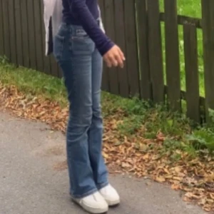Lågmidjade jeans ifrån Gina tricot - Lågmidjade blåa jeans ifrån Gina tricot,  lappen (bild 3) har gått sönder lite i tvätten över tid men inget som märks alls när man har på sig de 💞 jag är 165 och det är mina bilder, kvar pga oseriös köpare 