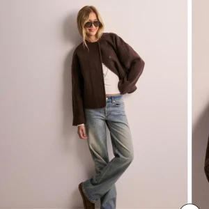 Brun jacka - Säljer en supersnygg oanvänd höstjacka från Nelly nypris 799kr, säljer då jag köpte två storlekar och glömde skicka tillbaka.