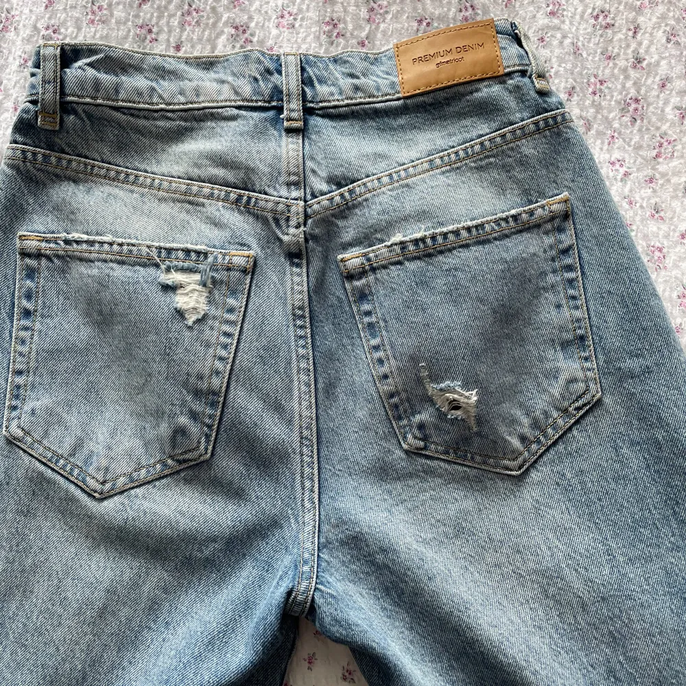 Mid/highwaisted håliga jeans med slitna detaljer som inte kommer till användning mer. Inga defekter! Köpta för ca 500kr. Jeans & Byxor.