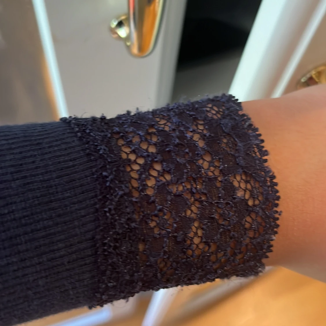 Svart långärmad topp med spetsdetaljer - 90