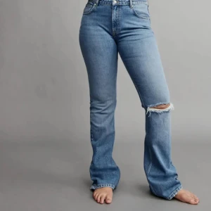 Bootcut jeans med hål  - Säljer dessa skit snygga jeans med hål från ginatricot! 
