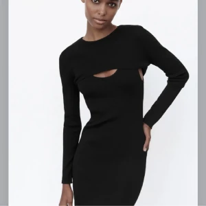 Bolero tröja - Jättesnygg bolero tröja i college material. Står att det är strl L men passar mig som vanligtvis brukar ha S