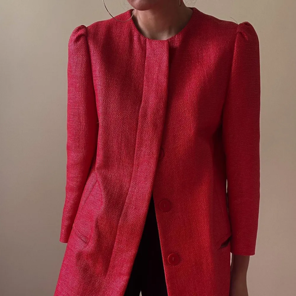 Preloved Long Spring Dresscoat  Basket weave Straw Texture in Coral Red Very Good Condition Button Closure and 2 Side Pockets Size M  #coat #eveningwear #coat #springjacket #red. Jackor.