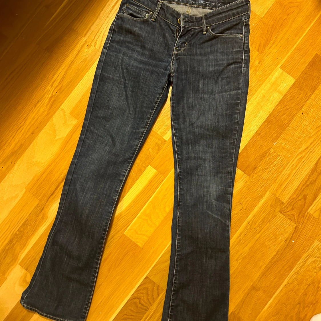 Vintage lågmidjade bootcut Levis jeans - 93