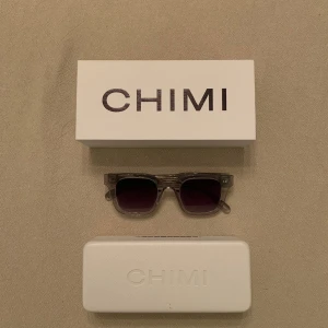 Gråa solglasögon från CHIMI - Säljer ett par chimi 04 earl grey då dem inte kommer till andvändning. Dom är endast andvända ett par gånger. Nypris 1250kr. Ställ frågor vid behov så svarar jag så fort jag kan.