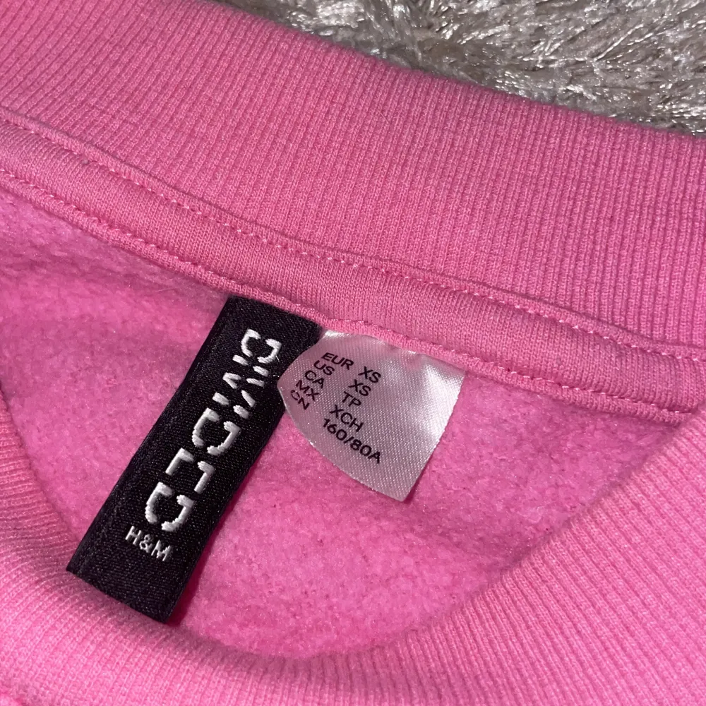 Säljer en superfin rosa tröja från H&M med texten 'Easy Soul' broderad på bröstet. Tröjan är i storlek XS och har långa ärmar. Perfekt för en avslappnad stil och passar bra till både jeans och kjol. Den är i bra skick och redo för en ny ägare!. Tröjor & Koftor.