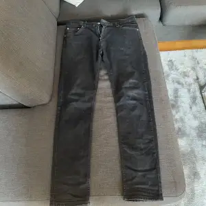 Weekday jeans som är slim i modellen. Storlek 32/32. Vid frågor är det bara att skriva!