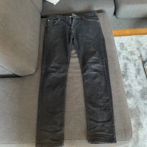 Weekday slim jeans - Weekday jeans som är slim i modellen. Storlek 32/32. Vid frågor är det bara att skriva!