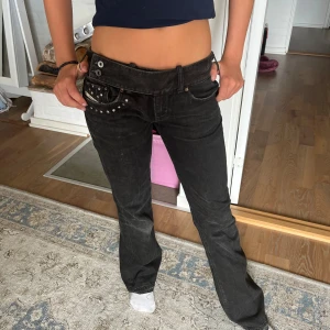 Low waist diesel jeans💗 - Säljer dessa jätte snygga Low waist straight/bootcut jeansen från disel pga att dom inte passar mig, bilderna är på min kompis💗 jag är ca 180 och på mig är dom lite för korta😊dom är uppsprättade där nere så att dom skulle vara lite längre.