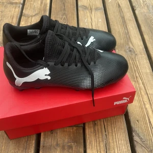 aldrig advänd puma fotbolls skor storlek 35 - snygga fotbolls skor alldrig använd köpte till partille cup men andvände inte dem❤️⚽️