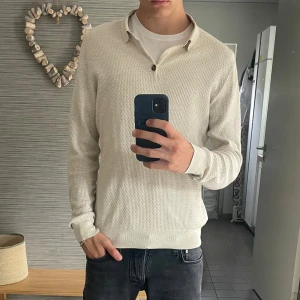 Beige långärmad piké från John Henric  - Säljer en beige långärmad piké från John Henric i storlek S. 