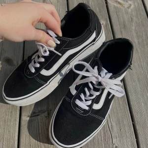 vans skor 37 - vans skor i stl 37, fint skick förutom kanten som släppt lite på nåt ställe (se bild 2) 🤍