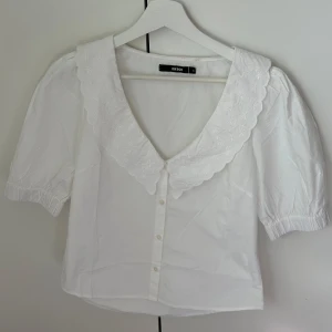 Vit blus - Vit blus ifrån bikbok som aldrig avsänts . smink fläckar runt halsen när den köptes, har då inte tvättat den men vid efterfrågan kan det göras innan den skickas☺️
