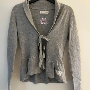 Kofta, Odd Molly  - Fin kofta från Odd Molly med knytning och peplum.  Använd ett fåtal gånger.