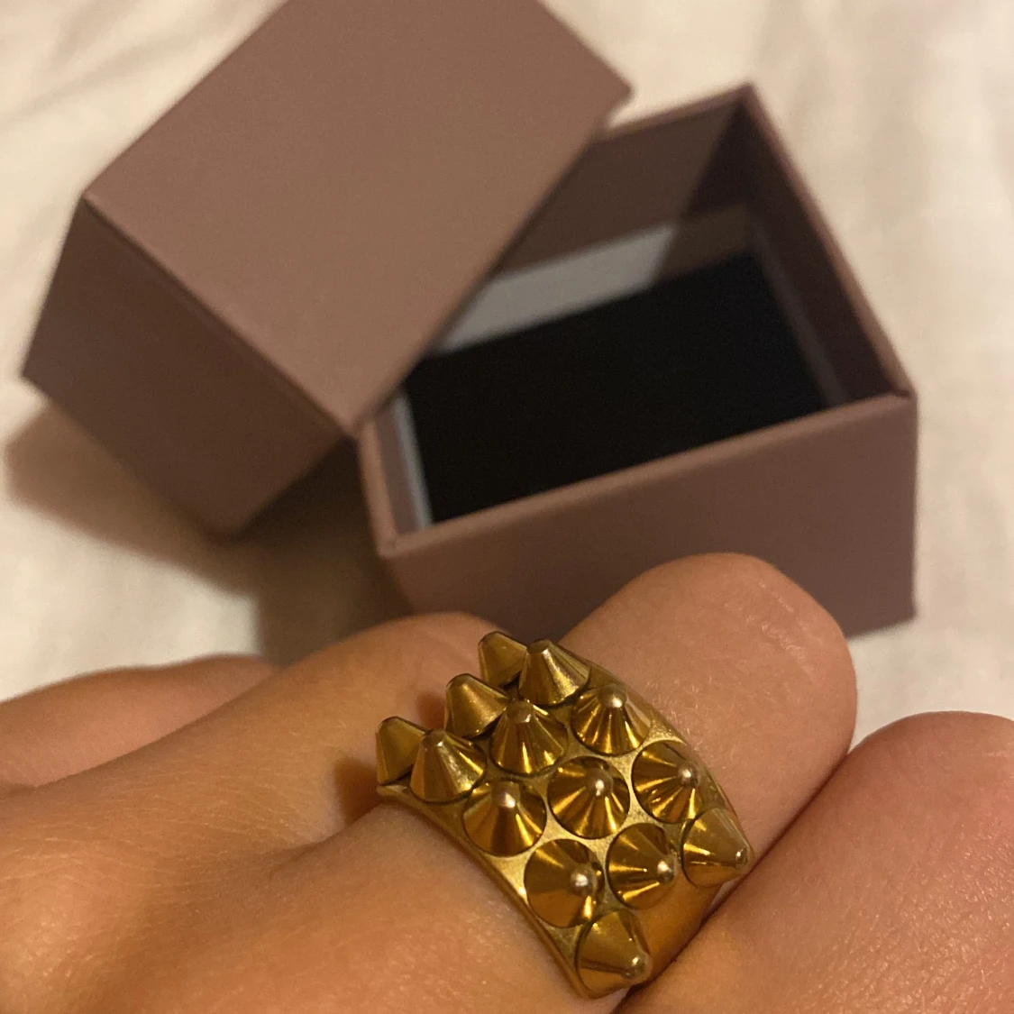 Guldfärgad ring med nitar från Edblad - 93