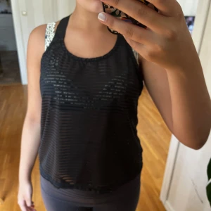 Svart ärmlös linnetopp från Craft - Säljer en svart ärmlös linnetopp från Craft. Toppen är i ett genomskinligt, randigt material. Perfekt för träning. Köp direkt eller ge prisförslag 💛