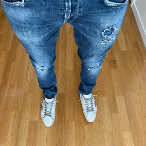 Dondup jeans - Säljer nu mina asgoa Dondup George jeans då de är aningen små. Passar bäst på någon som är 180. Pris kan diskuteras vid snabb affär, hör av er vid funderingar 
