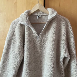 Fluffig fleece  - Jättefin fleece som inte riktigt är min stil men verkligen mysig, typ benvit i färgen