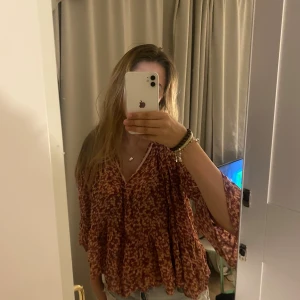 Blommig blus - Så fin blus från Noa Noa, använd fåtal gånger, storleken är L men jag som brukar ha s/m kan ha den💗