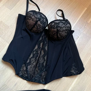 Svart korsett topp - Superfin korsett topp från Cubus. Storlek 75C. 