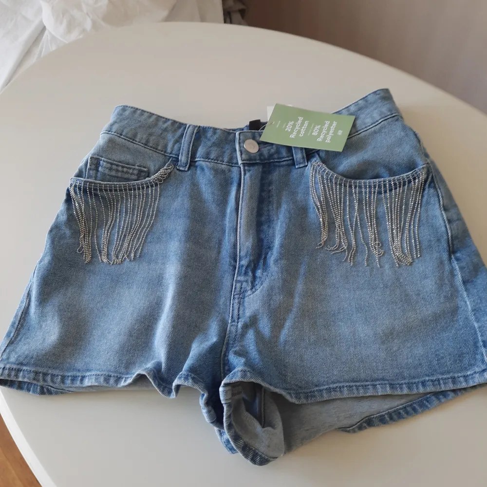 Storlek 36,helt nya. Snygg detalj vid fickorna med silver länkar. Shorts.