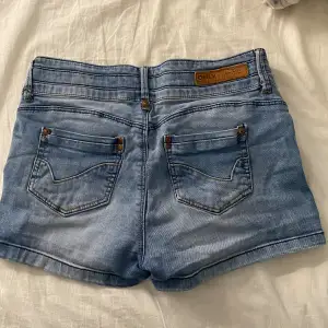 Säljer nu mina jeans short från only då de blivit för små för mig. Shortsen är i storlek W26 och är i bra skick, använda ett antal gånger! Skriv gärna privat till mig vid frågor då de inte går och köpa vid köp nu knappen.