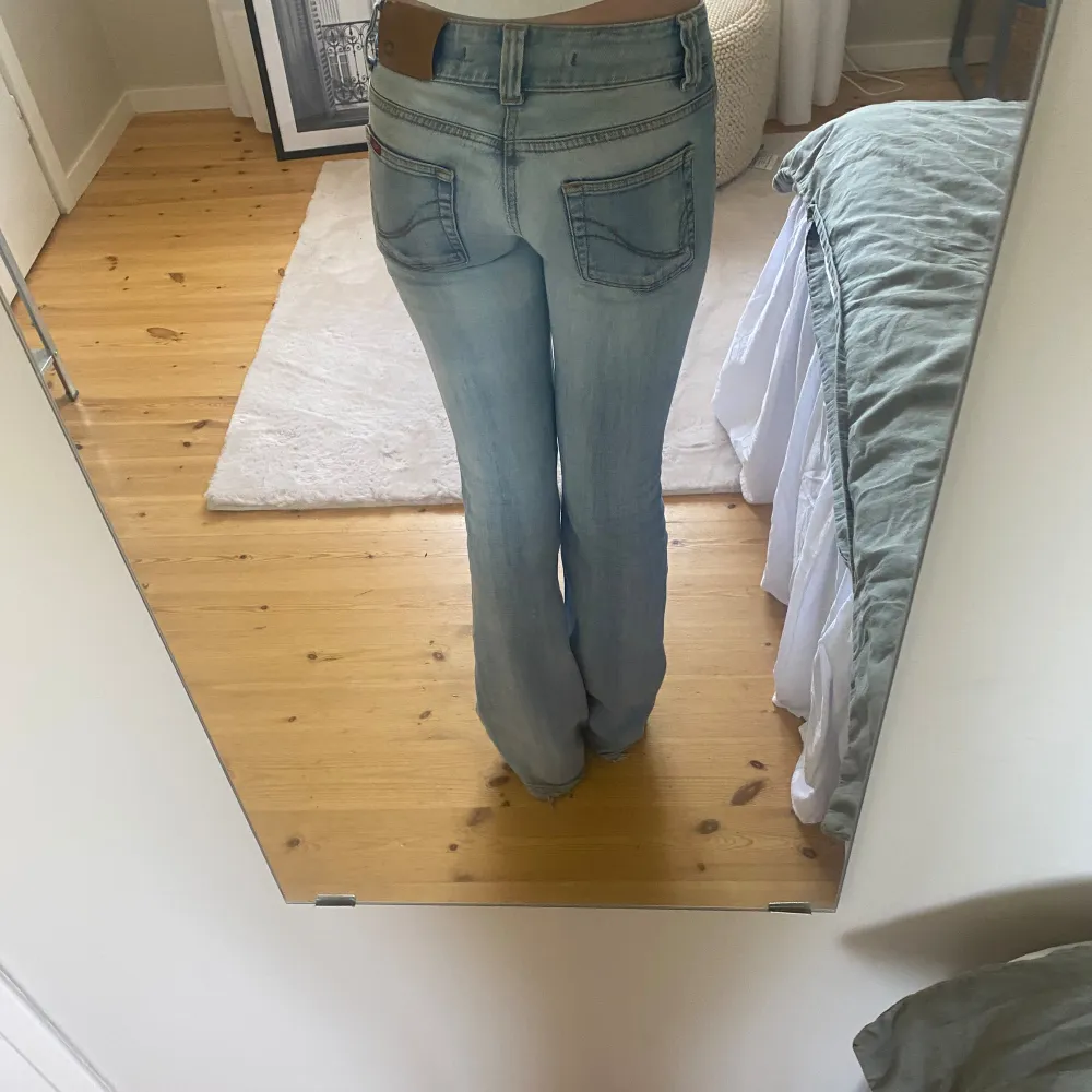 Supersnygga bootcut jeans från Only med coola detaljer vid midjan! Jag är 173 cm. lite slitna längst ner!💘💘. Jeans & Byxor.