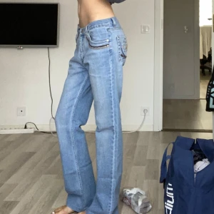 Äkta D&G jeans straight fit - Raka D&G jeans som jag köpt second hand. Aldrig använda, tyvärr för stora för mig :( broderierna på ena bakfickan är borta. Skriv vid fler frågor!! 💕