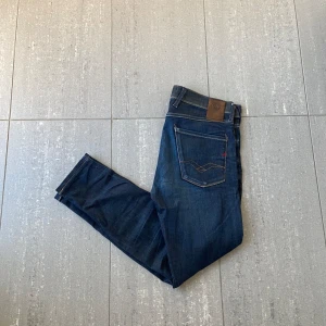 Replay Anbass Jeans  - Säljer nu dessa sjukt feta replay anbass jeans i riktigt bra skick, skriv för fler bilder/frågor🙌🏼