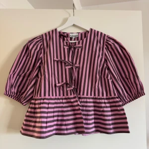 Topp från Ganni - Jättefin blus/topp från Ganni, köpt i deras butik i Stockholm för 1795kr. Endast använd någon gång🧚‍♀️ Size 36