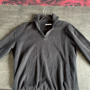 Snygg half zip up, perfekt till hösten - Från zara, inga defekter förutom att den har blivit använd därför drar jag ner priset. 